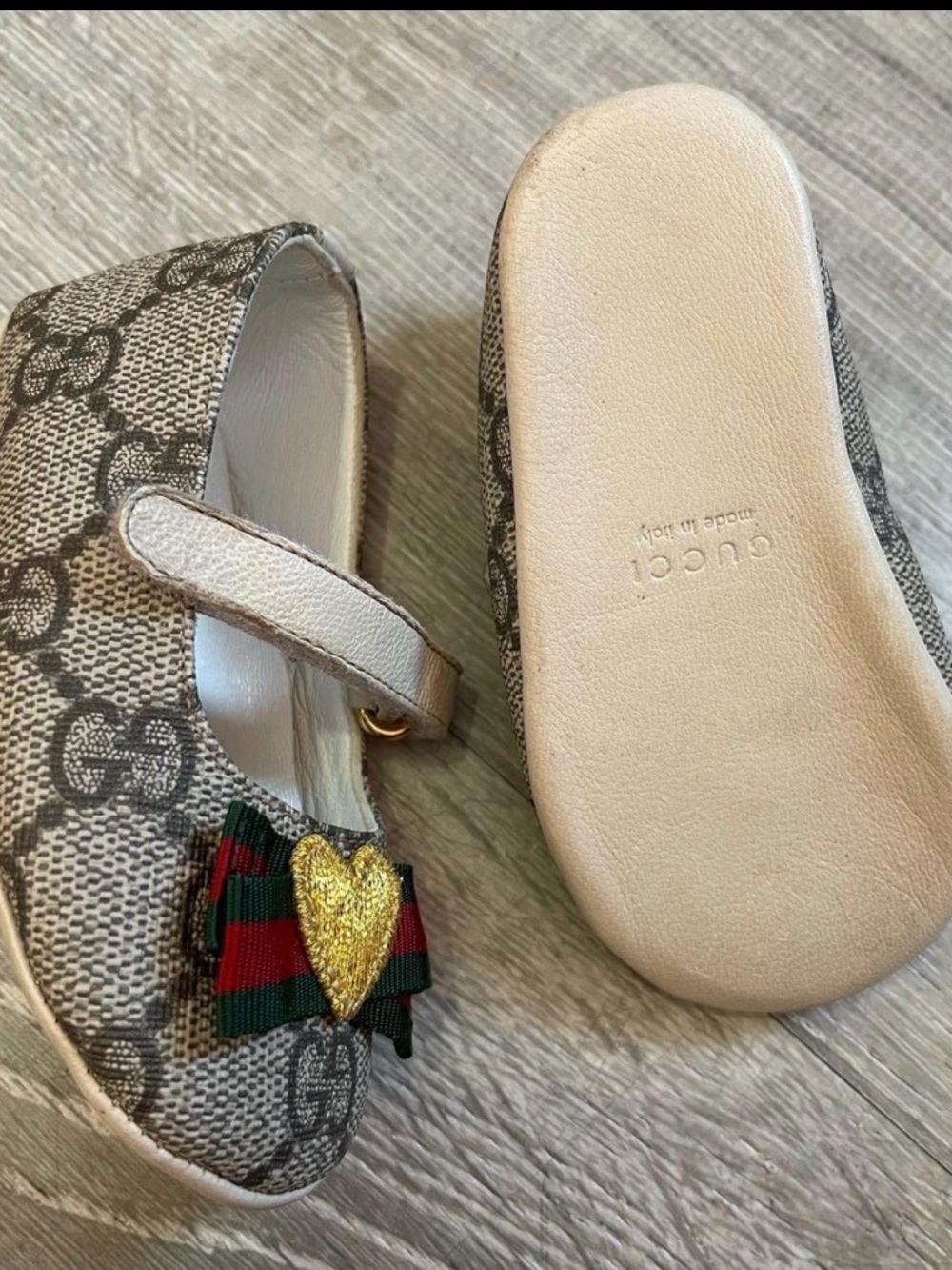Gucci Kids Beige Monogram Mary Jane Shoes with Green-Red Bow and Gold Heart